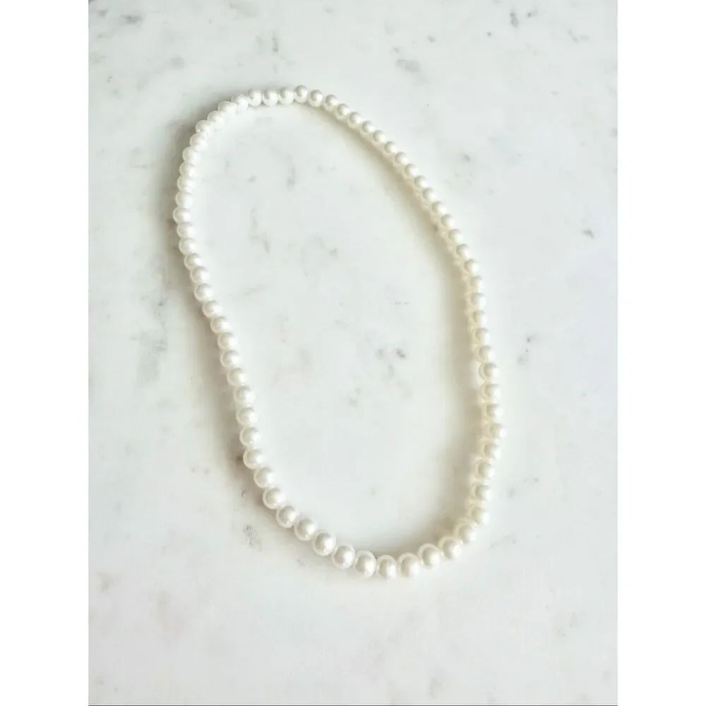 Faux white pearl stretch necklace